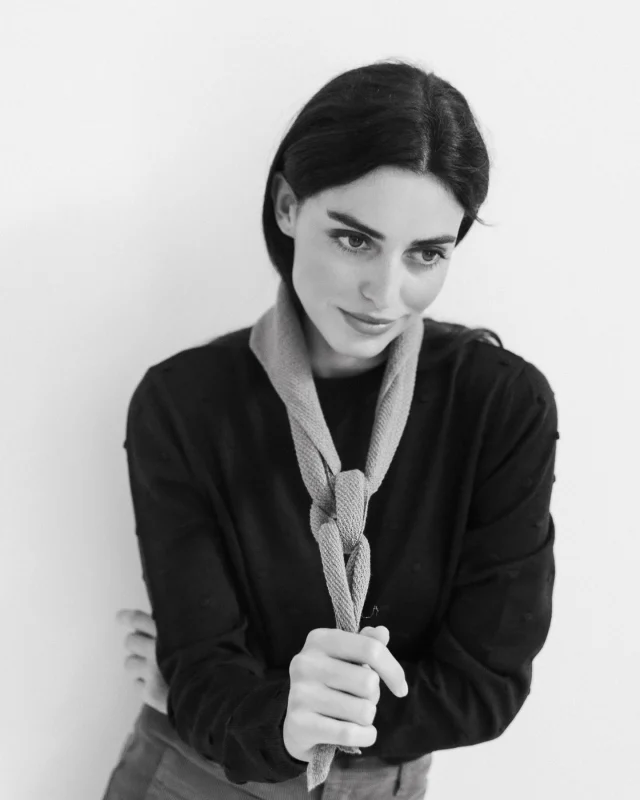 Siempre vuelan y este año, más modelos de bufandas y pañuelos que nunca. Los mejores complementos, el miércoles en la web ✨