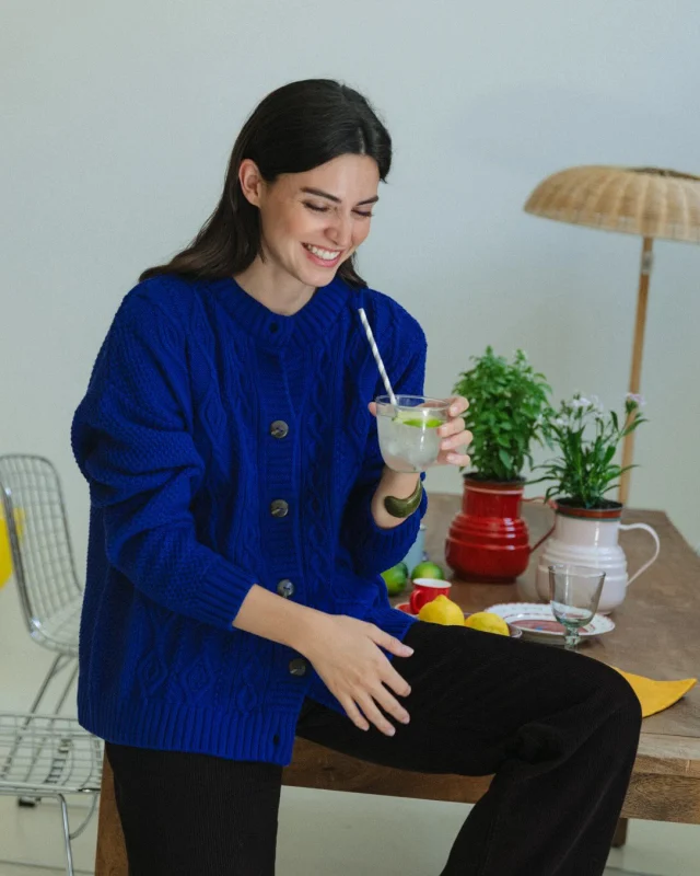 El cardigan PALOMITAS está inspirado por los jerseys tradicionales de Aran, que se cree que traen buena suerte, éxito y salud al que los lleva.
Una chaqueta perfecta para aprovechar el descuento de estos días (en azul klein quedan ya pocas unidades).
👉🏻 Desliza para ver el look
Os dejo en Stories un repaso por las prendas que están a punto de agotarse👆🏻