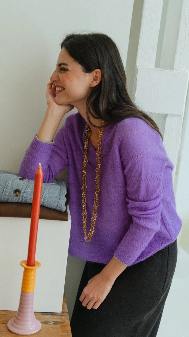 CHEERS es una pequeña cápsula con una prenda muy especial, en dos colores. Momentos, un jumper ligero de mohair con un detalle delicado y brillante en los puños. Cuello pico, manga raglan y un patrón ligeramente oversize para poder combinar con varias capas. Una prenda perfecta con vaqueros o con tus looks de estas fiestas.

Puedes encontrarlo ya en la web, con un descuento de lanzamiento hasta el domingo, o hasta que dure el pequeño stock que hemos producido.