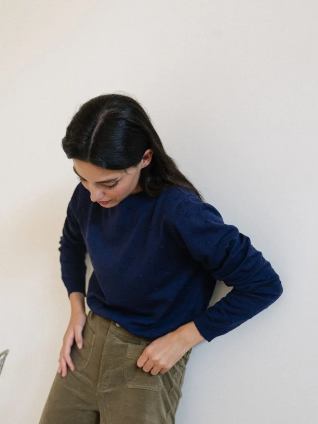 La lana merino tiene muchas cualidades naturales, ya que regula la temperatura corporal, y es antibacteriana y transpirable. Además, neutraliza los malos olores y elimina rápidamente la humedad del cuerpo. Sus fibras son extremadamente finas, lo que le da su tacto suave y lujoso, y por eso no pica nada.
Lo decís las que habéis probado estas prendas: los mejores jerseys para toda la vida 💫