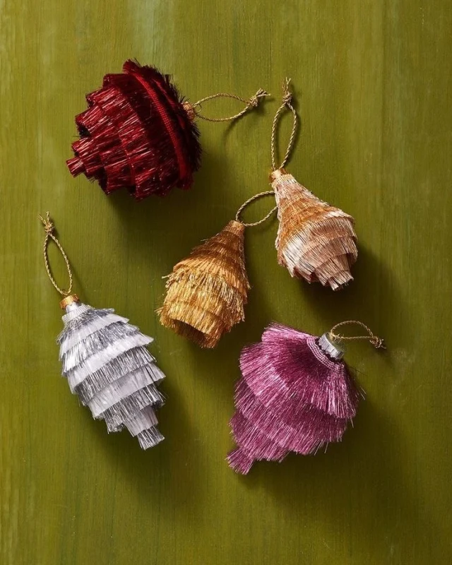 Todos los años os gustan mucho estas ideas de regalos diferentes, seleccionados de otras marcas españolas que me encantan. Para ella, para él, para los más pequeños, (y para la última hora) 🎁
PARA ELLA (desliza para verlos todos) 👉🏻

1. Una joya, pero diferente. Este collar de @circojewellery me parece precioso.

2. Palomitas @_counting_clouds_ , un cardigan en un algodón súper suave. Dos colores disponibles para elegir y talla única. Le gustará.

3. Un taller de bordado (haciendo tu propio amuleto) o de tapices en @panta_rhei_madrid 

4. Una loción corporal hidratante con notas mediterráneas de higuera, un toque fresco y cítrico de bergamota y un fondo amaderado de cedro. En @g19pharmacy 

5. Un bolso XL. Este de @thejimenas es precioso.

6. Una vela que huele a paseo por el bosque. En @laconicum 

7. Una taza de @domesticasantander 

8. La editorial Austral tiene esta edición muy cuidada de clásicos de la literatura.

9. Una lámina de @teresa_j_cuevas 

10. Una caja regalo de @cacaosampaka