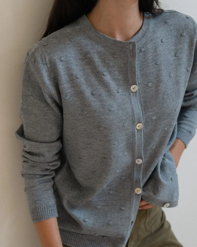Un cardigan finito con el toque especial de su textura de bodoques. Reversible, cuello redondo, elástico suelto en el bajo y forma recta no demasiado amplia. Un cardigan relajado para todos los días, y perfecto también para ocasiones especiales.
👉🏻Desliza para ver el look.