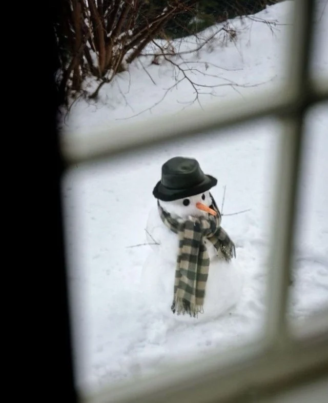 Todos los años os gustan mucho estas ideas de regalos diferentes, seleccionados de tiendas españolas que me encantan. Para ella, para él, para los más pequeños, (y para la última hora) 🎁
PARA ÉL (desliza para verlos todos) 👉🏻

1. Un pack “gourmet”. Este se llama Aperitivo del Bueno y es de @petra_mora 

2. Una cámara digital Camp Snap.

3. Nuestra bufanda Clementine @_counting_clouds_ es totalmente unisex. Un regalo para compartir. Las últimas en este color camel.

4. Una membresía para el Círculo de Bellas Artes en Madrid.

5. Un juego de mesa para varios jugadores. Este se llama Código Secreto y es muy divertido.

6. Una entrada para un concierto.

7. Una camisa básica y clásica para todo. De @twothirds_bcn 

8. Un Hoptimist de madera. Un juguete diseñado en 1968 por Hans Gustav Ehrenreich, es perfecto sobre cualquier escritorio para sacarte una sonrisa.

9. Una cena o una comida (por ejemplo, en @leclanmadrid )

10. Un portaminas tan bonito como estos de @hartem_es