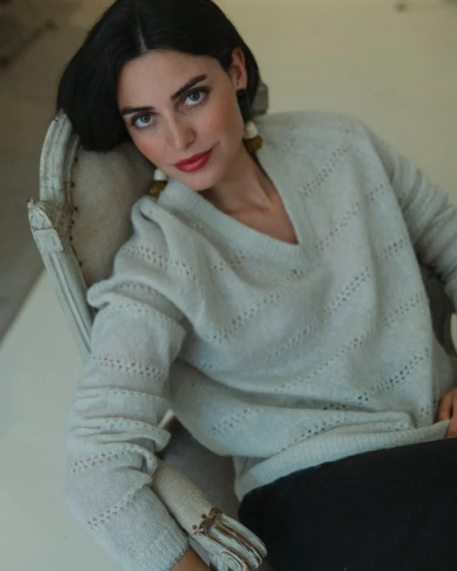 HOY, último día con precio de lanzamiento 🎀

Momentos es un patrón que os encantó hace años y que yo no he parado de ponerme en este tiempo. Me gusta porque le da un toque especial a unos vaqueros en el día a día, y es perfecto también con un look de fiesta ✨

Para estas fiestas, con pantalón suelto de pinzas, collar largo y unos botines bonitos y cómodos👉🏻