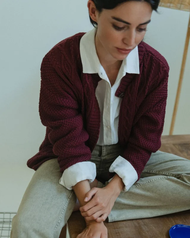 El cardigan PALOMITAS está inspirado por los jerseys tradicionales de Aran, que se cree que traen buena suerte, éxito y salud al que los lleva.
Una de mis prendas favoritas y una compra ideal para aprovechar estas rebajas 🍀
En azul Klein habéis arrasado, pero quedan todavía algunas unidades en color Limoncello y Cereza.