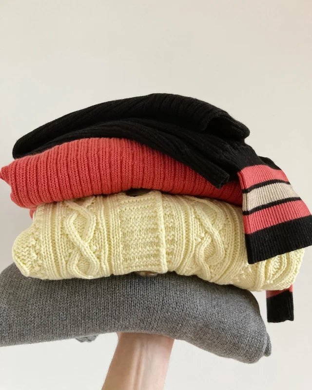 Nuestras prendas tienen un valor justo, y un precio acorde a su coste. Intentamos ajustar las producciones a la demanda y por eso en todas las colecciones hay muchas prendas que no llegan a Rebajas.
Las Rebajas son un momento ideal para hacerte con esa prenda bonita que te durará años como nueva a un precio estupendo. Y para ayudarnos a conseguir ese stock 0, tan sostenible y tan tan complicado en moda, y del que estoy tan orgullosa con el paso de los años.
Gracias por estar ahí y hacerlo posible ♥️