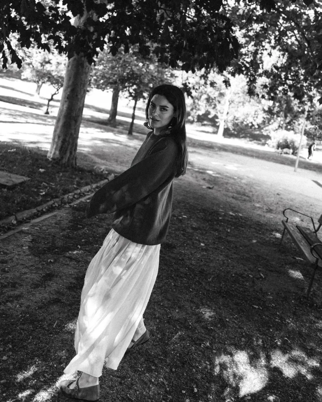 Con los años, Counting Clouds además de una marca es también una comunidad de mujeres que valoran la calidad y los pequeños detalles. Una comunidad de personas sensibles que se “reúnen” algunos domingos a través de una newsletter y unos stories para leer, compartir y recomendar desde libros a destinos de viajes.
Todo ha ido creciendo de manera muy natural y orgánica, y cada temporada somos más por aquí ♥️. Os pregunto, ¿de qué os apetece que hablen esas newsletters de domingo?
Soy toda oídos ✏️