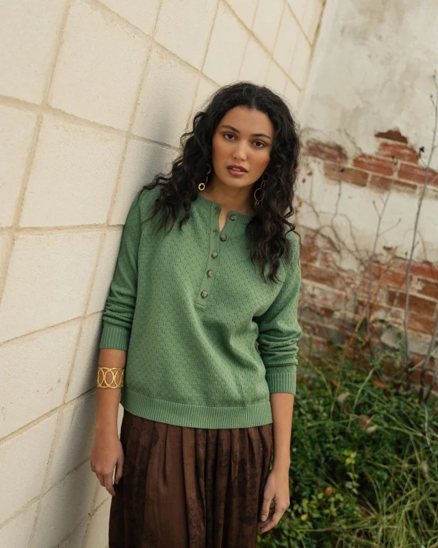 Morelia ha sido sin duda vuestra prenda favorita de esta colección Dalia. Os ha encantado y está agotada en color púrpura y verde salvia.
Para poder calcular mejor la reposición con el taller de confección, abrimos esta PreVenta “express” hasta este domingo día 8.
👉🏻Desliza para ver el look