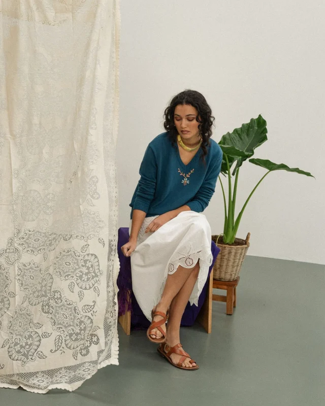 Bordados a mano uno a uno, son únicos 🌺🌵🌮
Este azul 🦚 que os ha encantado es perfecto con un pantalón beige suelto, camiseta blanca y pendientes largos 👉🏻
.
Sólo hasta mañana, puedes hacerte con una de estas prendas en la web, con precio especial de PreVenta.