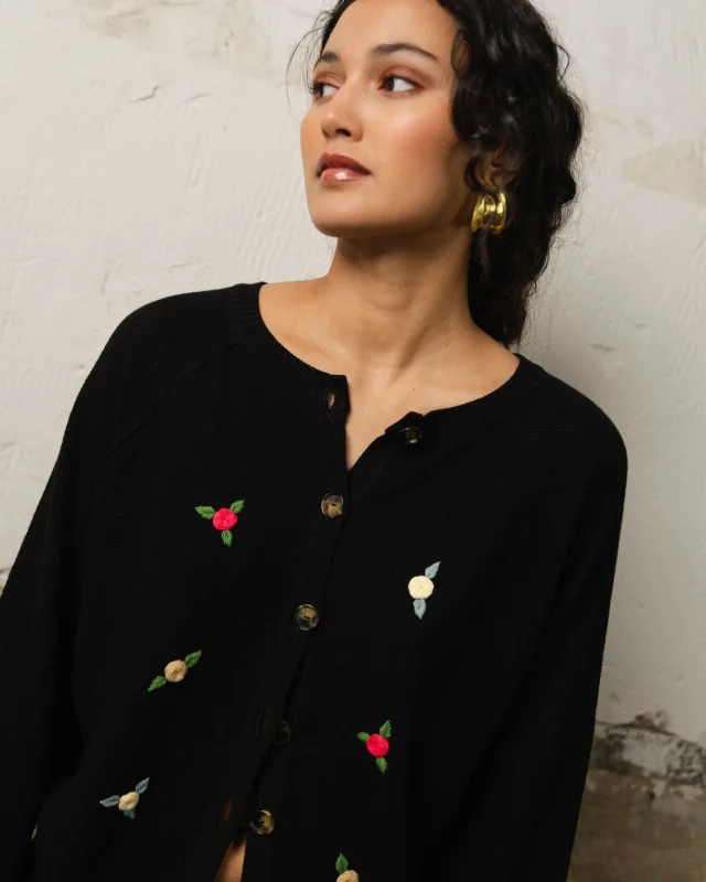 El cardigan Oaxaca es una de las joyitas de esta colección y uno de mis favoritos 🌵Cambia totalmente con los botones hacia delante o hacia atrás. Dos prendas en una.

Una combinación para todos los días: con un vaquero claro, zapatos planos y maxi pendientes 👉🏻