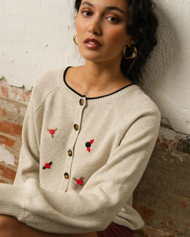 El cardigan Oaxaca en gris perla o en negro. Difícil elección🤍🖤
Hoy, ÚLTIMO DÍA de PreVenta de estas prendas bordadas a mano 🌸🪡